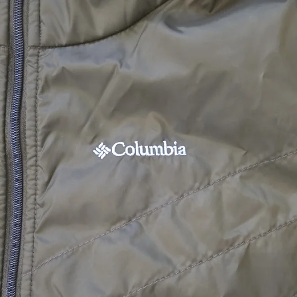 Columbia Women's Forest Green Outdoor Vest - Picture 2 of 5
